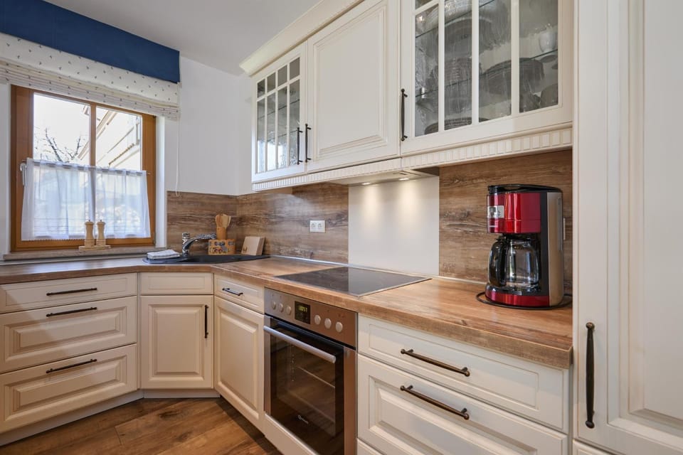 Coffee/tea facilities, Kitchen or kitchenette, stove