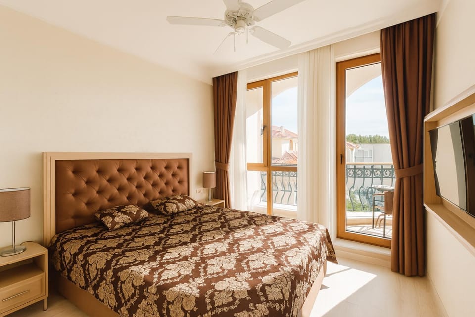 Bed, TV and multimedia, Bedroom