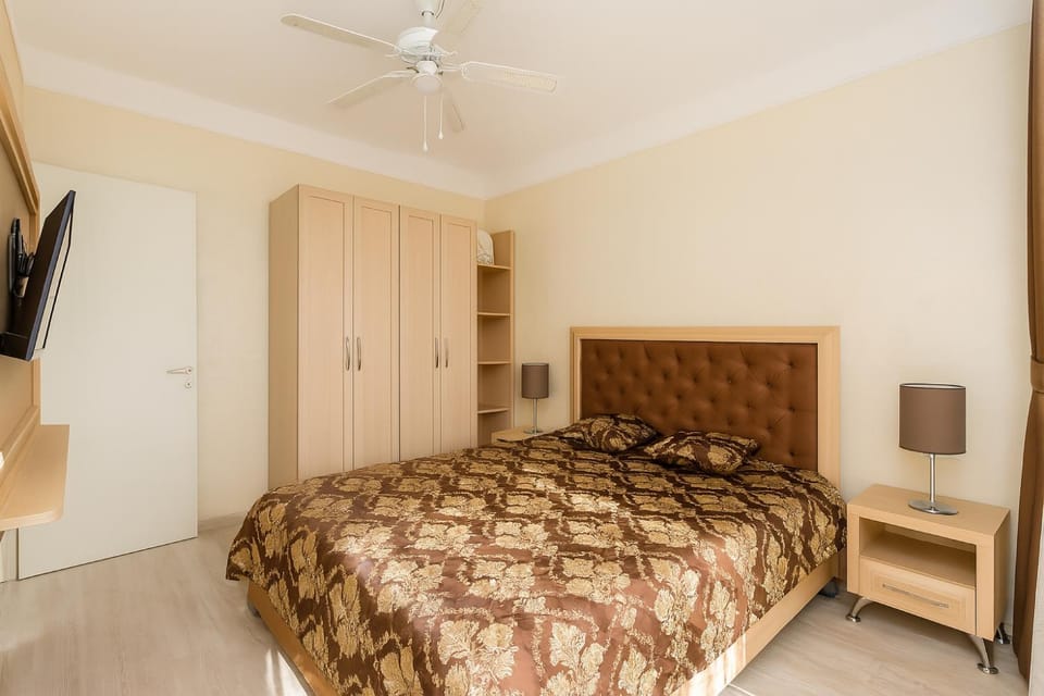 Bed, TV and multimedia, Bedroom, wardrobe