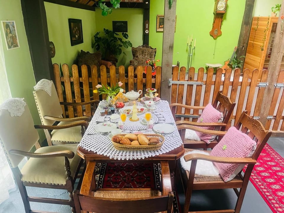 Food and drinks, Dining area, Food