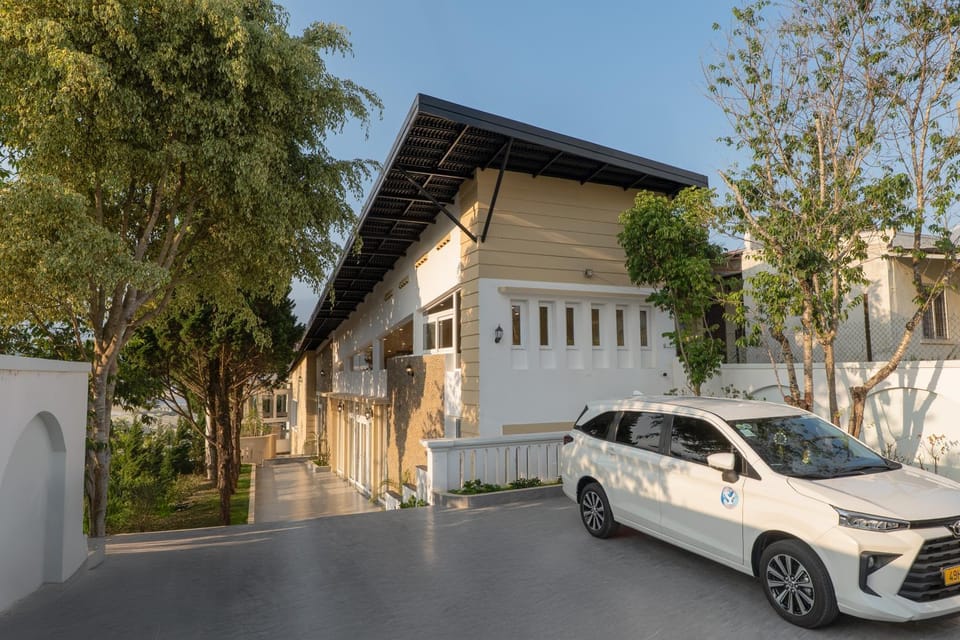 Property building, Garden, Parking