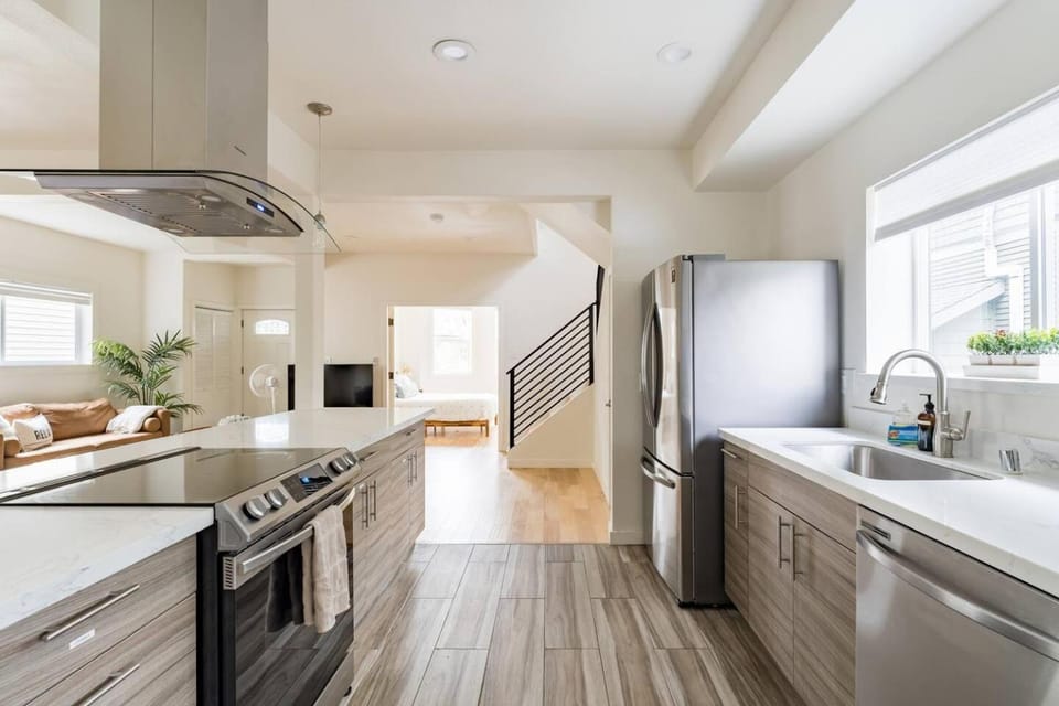 Light-filled Modern Farmhouse near Cap Hill wYard House in Seattle