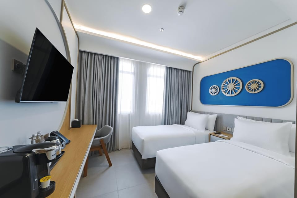 Bed, TV and multimedia, Bedroom