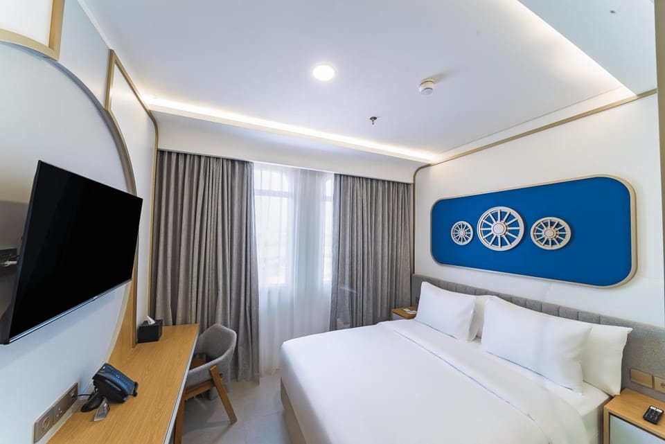 Bed, TV and multimedia, Bedroom