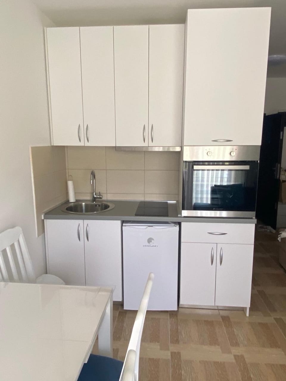 Kitchen or kitchenette, oven