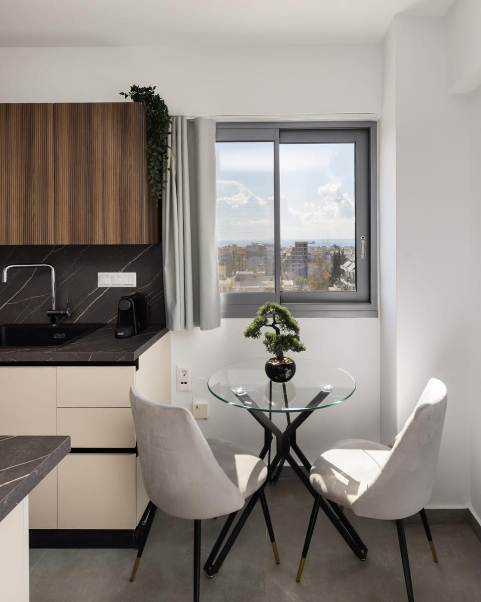 Kitchen or kitchenette, Dining area