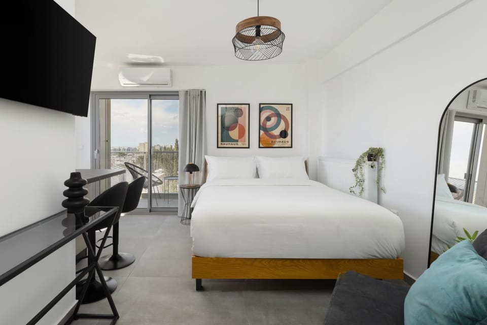 Bed, TV and multimedia, Living room, Photo of the whole room, Seating area, Bedroom, air conditioner