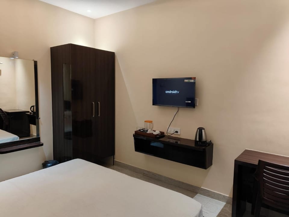 Bed, TV and multimedia, Photo of the whole room, Bedroom, wardrobe