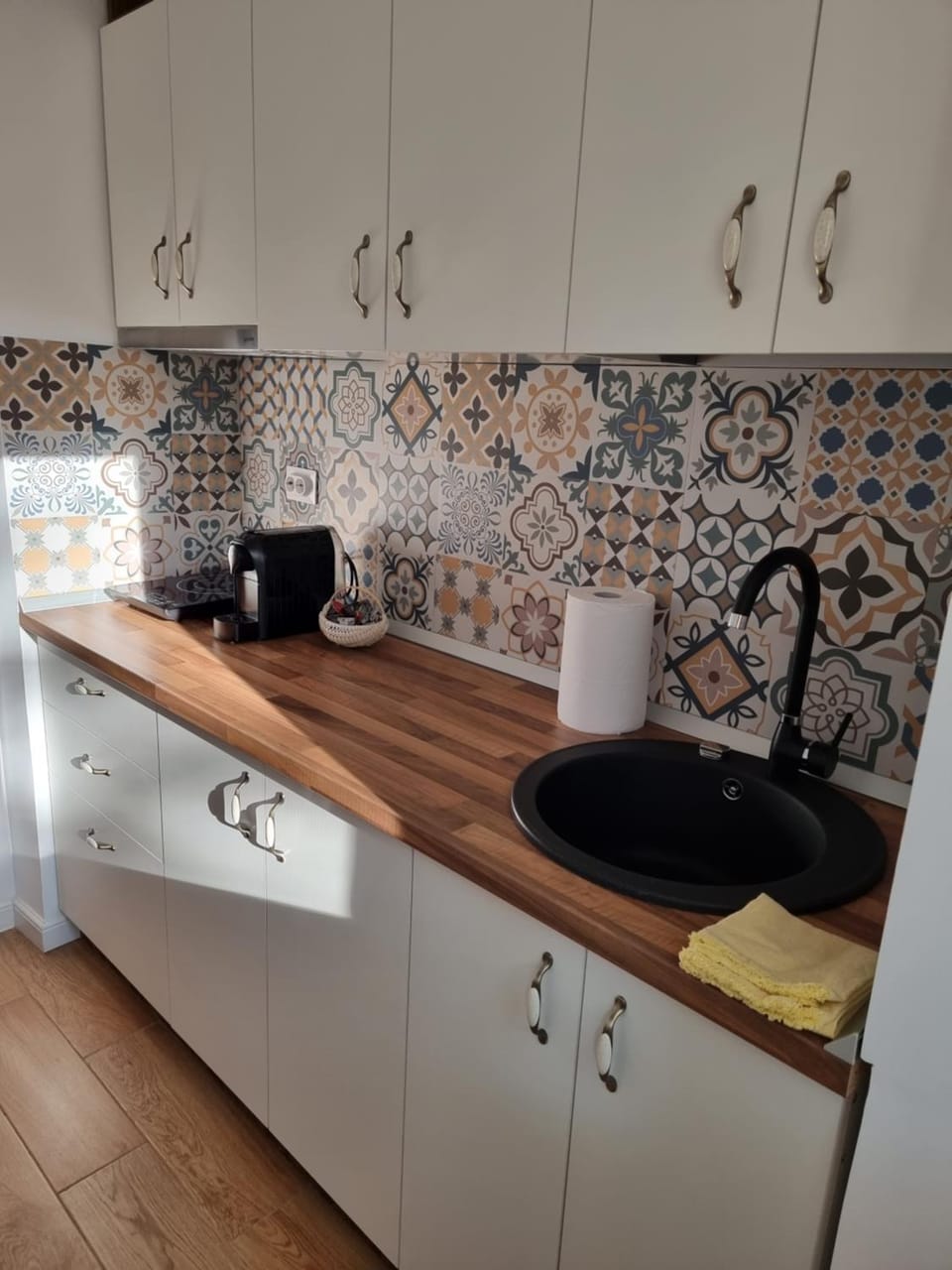 Kitchen or kitchenette, Photo of the whole room, stove, kitchen