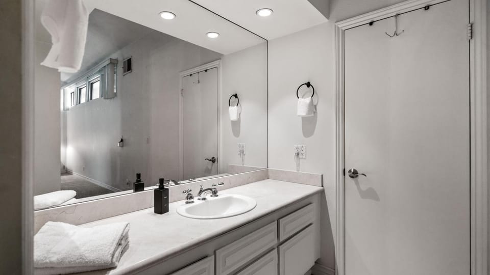 Girls Trip With Pool ,Hot Tub, Games, Tennis Court Apartment hotel in Cathedral City