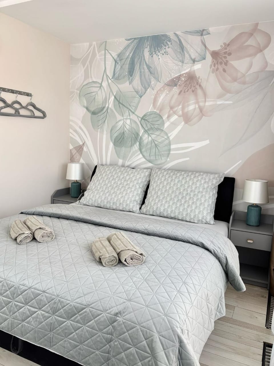 Bed, Bedroom, towels