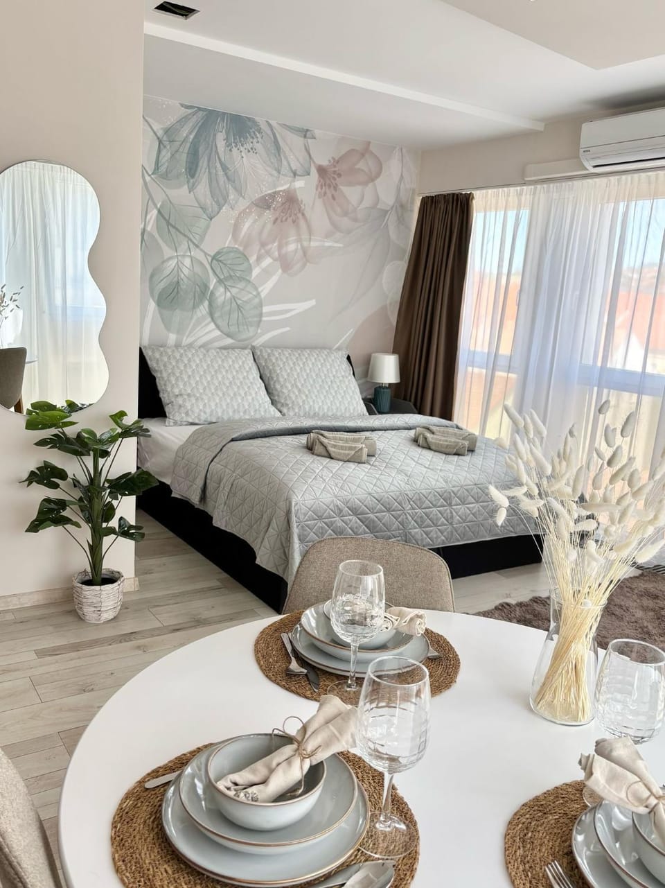 Bed, Photo of the whole room, Bedroom