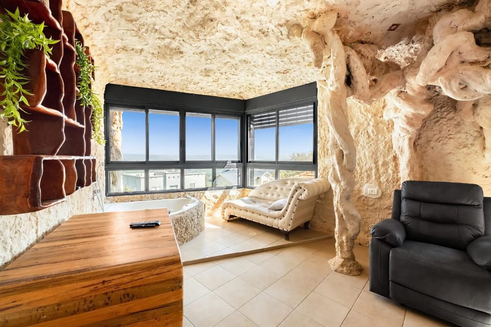 Hot Tub, Seating area