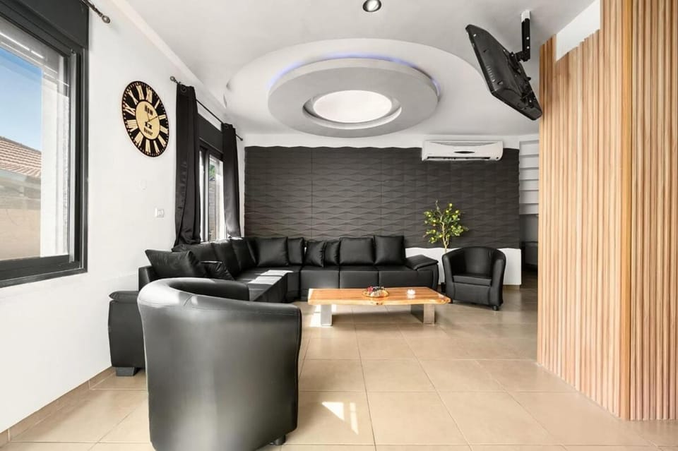 TV and multimedia, Seating area, air conditioner