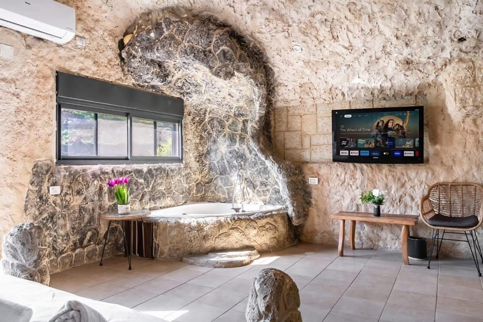 Hot Tub, TV and multimedia