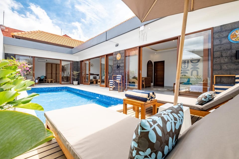 Pool view, Swimming pool, sunbed