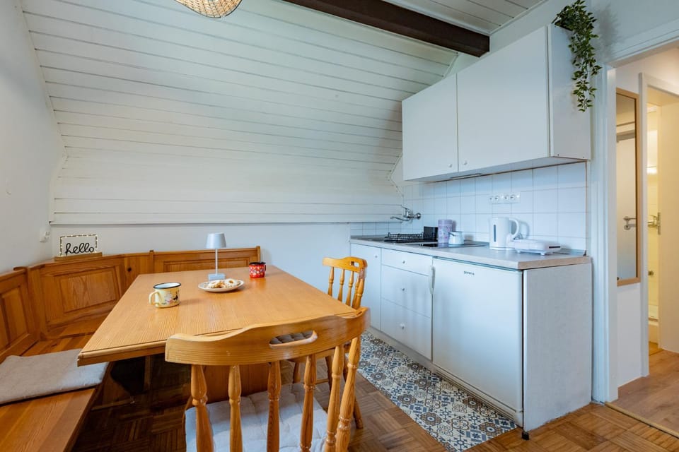 Kitchen or kitchenette, Dining area, stove