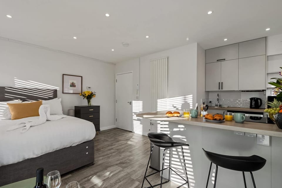 Bed, Kitchen or kitchenette, Living room, Decorative detail, Decorative detail, Seating area, Dining area, Bedroom, dishwasher, internet, internet, oven, stove, towels