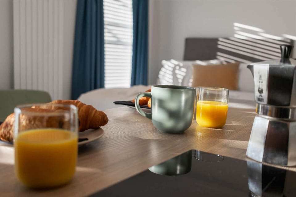 Bed, Kitchen or kitchenette, Decorative detail, Decorative detail, Dining area, Bedroom, internet, internet