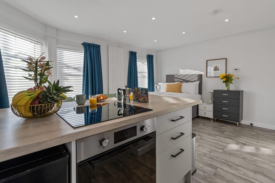 Bed, Kitchen or kitchenette, Decorative detail, Decorative detail, Dining area, Bedroom, internet, internet, oven, stove