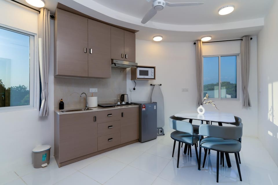 TV and multimedia, Kitchen or kitchenette, Dining area, fireplace, minibar