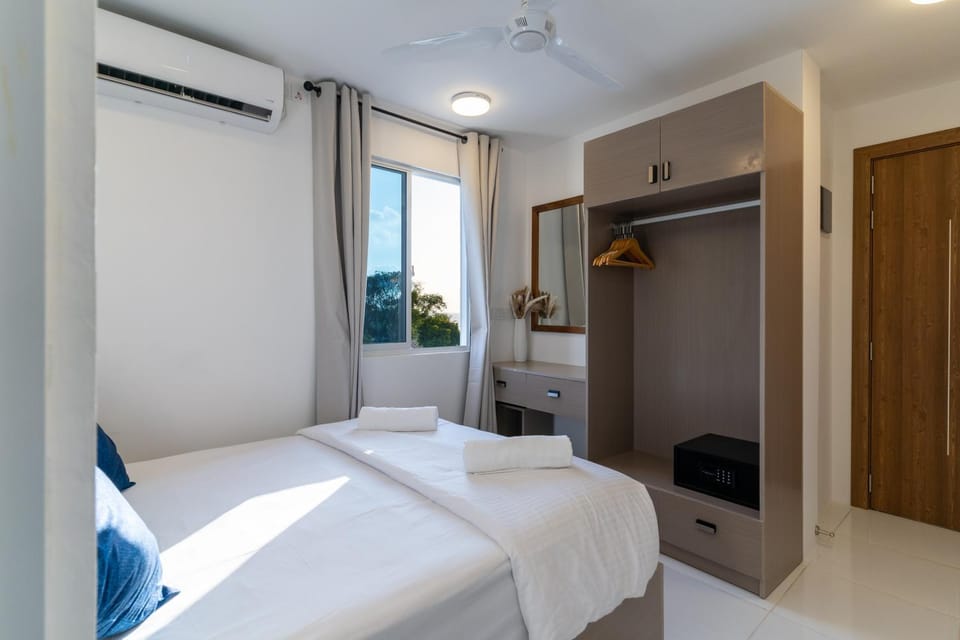 Bed, TV and multimedia, Kitchen or kitchenette, Photo of the whole room, Bedroom, towels, wardrobe, air conditioner