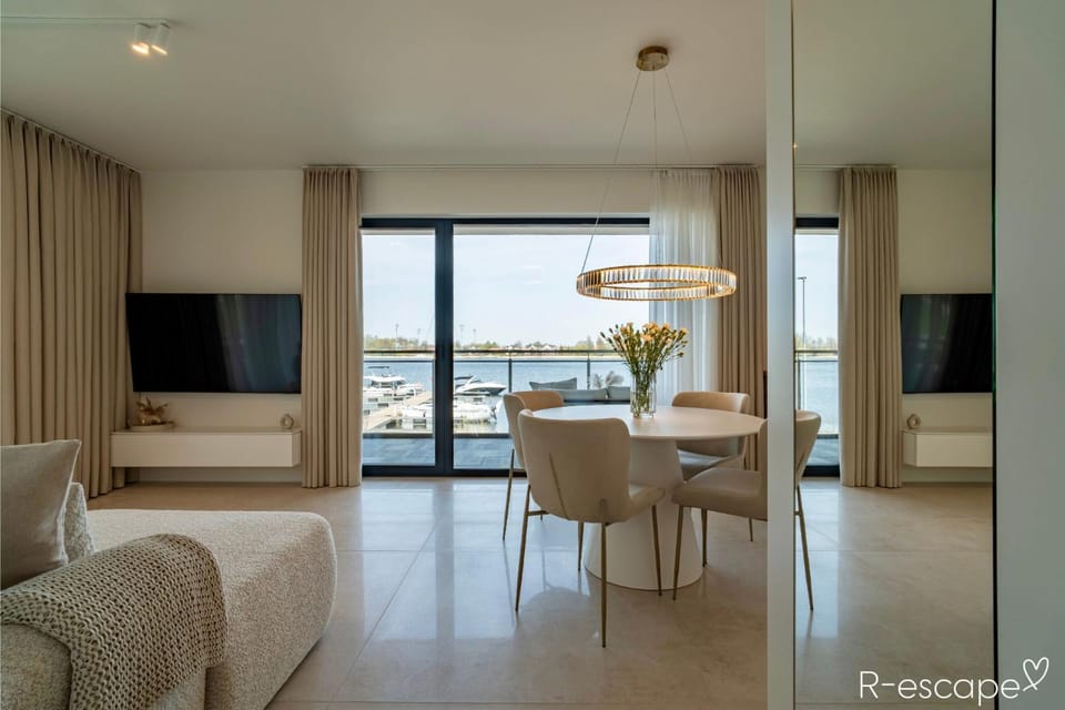 Living room, Lake view
