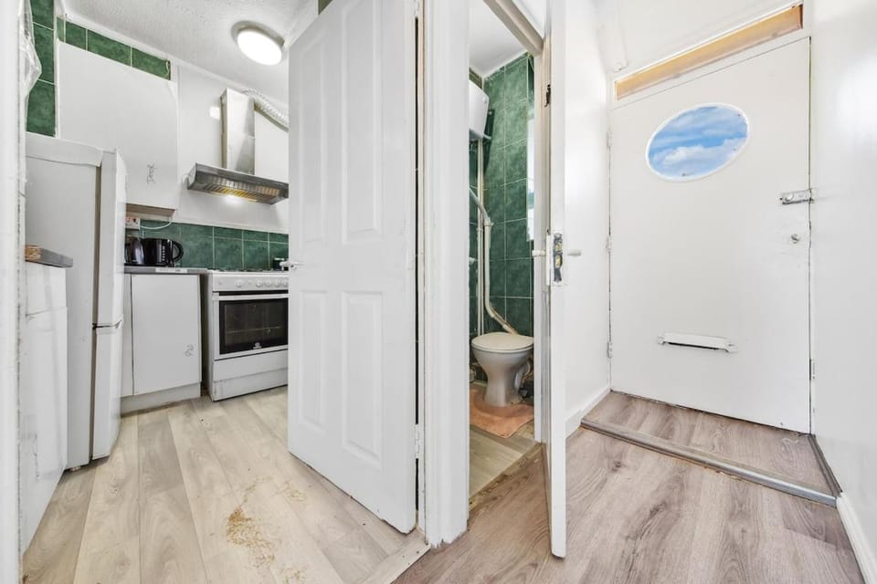 Kitchen or kitchenette, dishwasher, minibar, oven