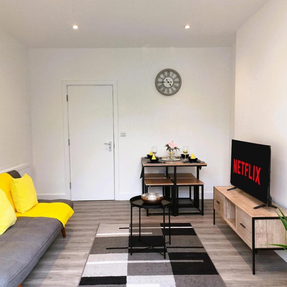 Communal lounge/ TV room, TV and multimedia, Living room, Seating area, Dining area