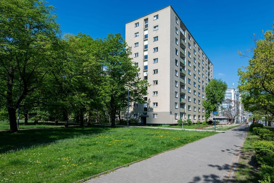 Property building, Neighbourhood, Location