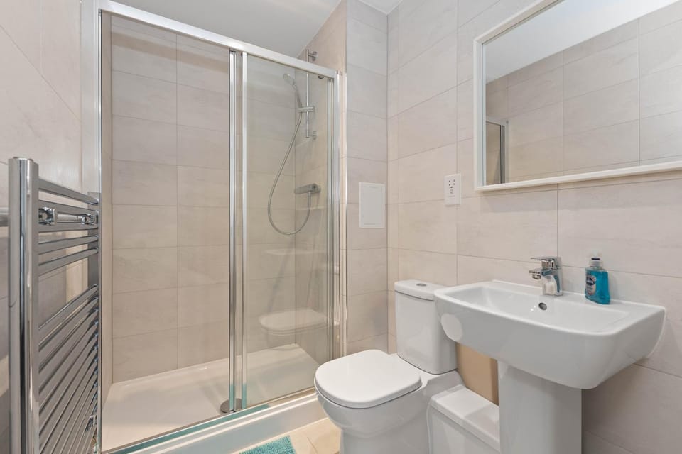 Modern 2 Bed 2 Bath with Patio Access Apartment in London