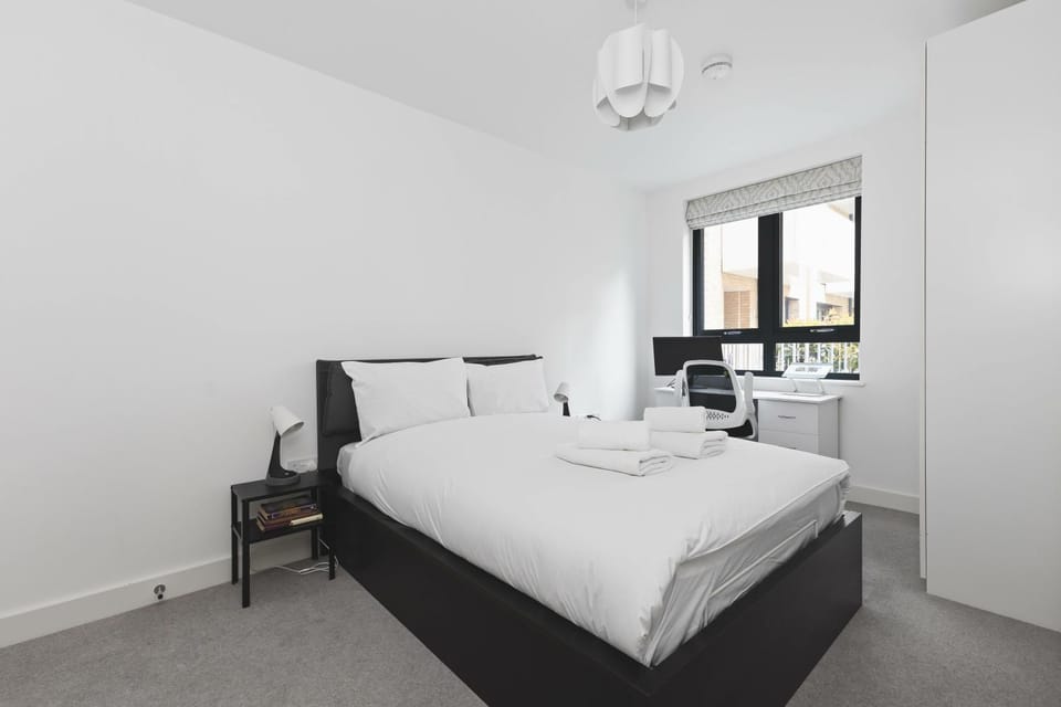 Modern 2 Bed 2 Bath with Patio Access Apartment in London