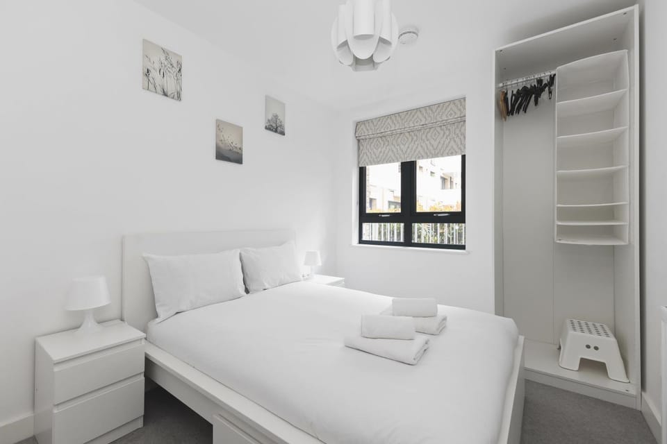 Modern 2 Bed 2 Bath with Patio Access Apartment in London