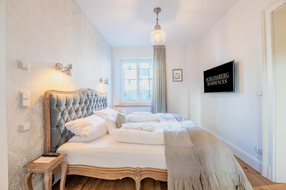 Bed, TV and multimedia, Photo of the whole room, Bedroom, towels