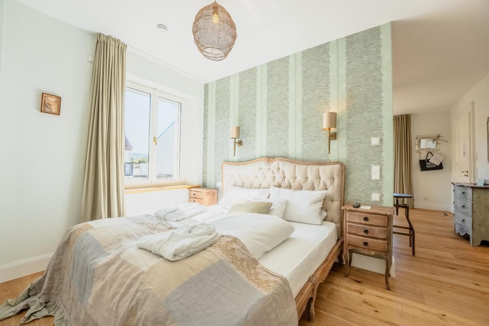 Living room, Photo of the whole room, Seating area, Bedroom