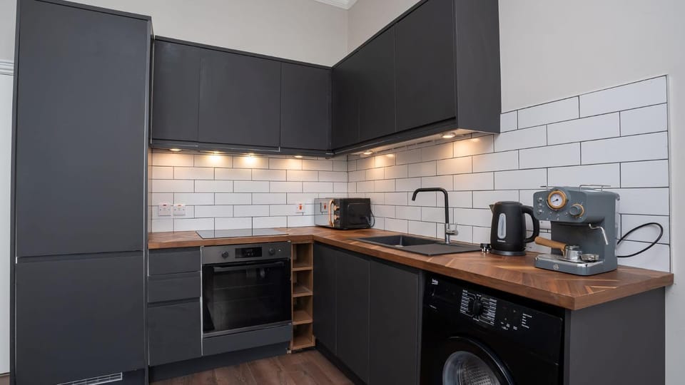 Coffee/tea facilities, Kitchen or kitchenette, oven, stove, toaster