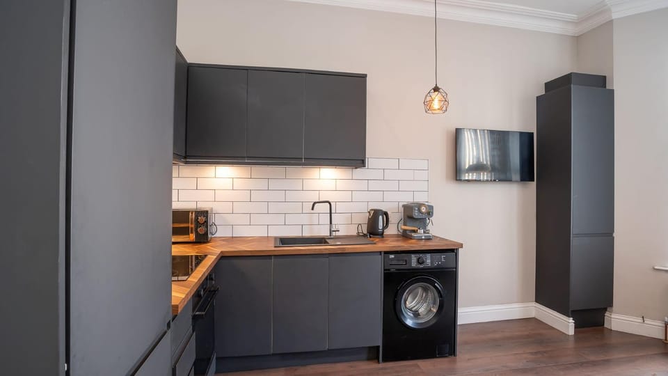 Coffee/tea facilities, Kitchen or kitchenette, stove