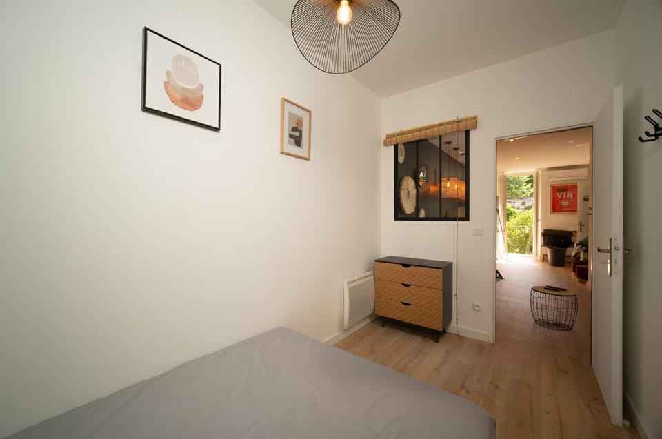 Appartement climatisé 2 chambres avec parking à 10min à pieds de la Gare St Charles Apartment in Marseille