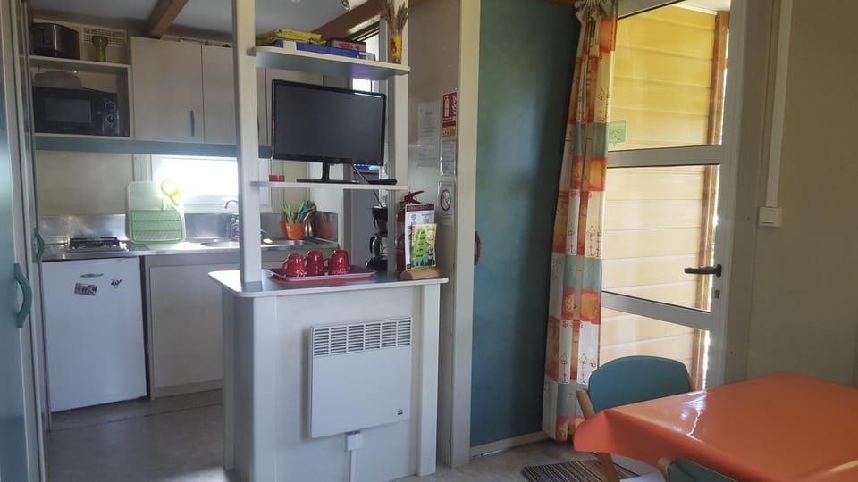Kitchen or kitchenette, Dining area, pet friendly, stove