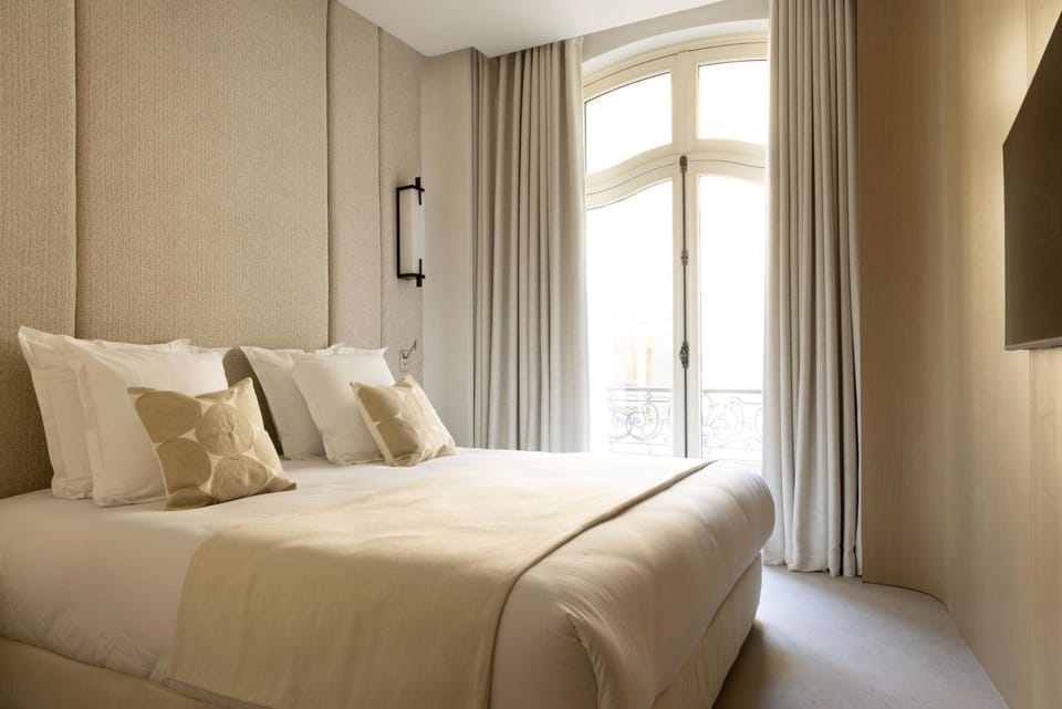 Bed, TV and multimedia, Bedroom