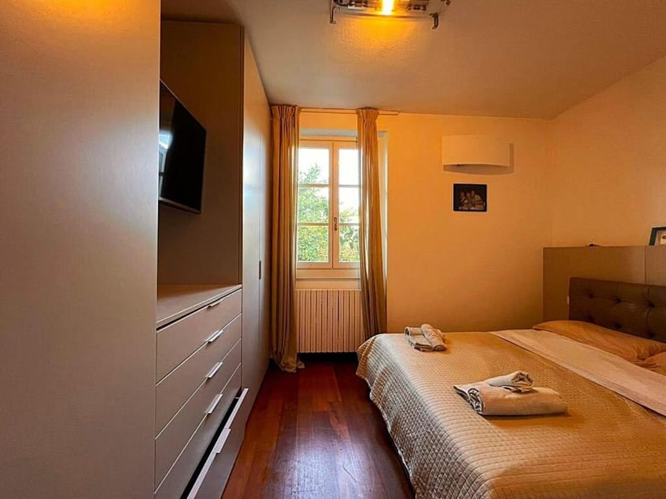 Bed, TV and multimedia, Photo of the whole room, Bedroom, internet, towels, wardrobe, air conditioner