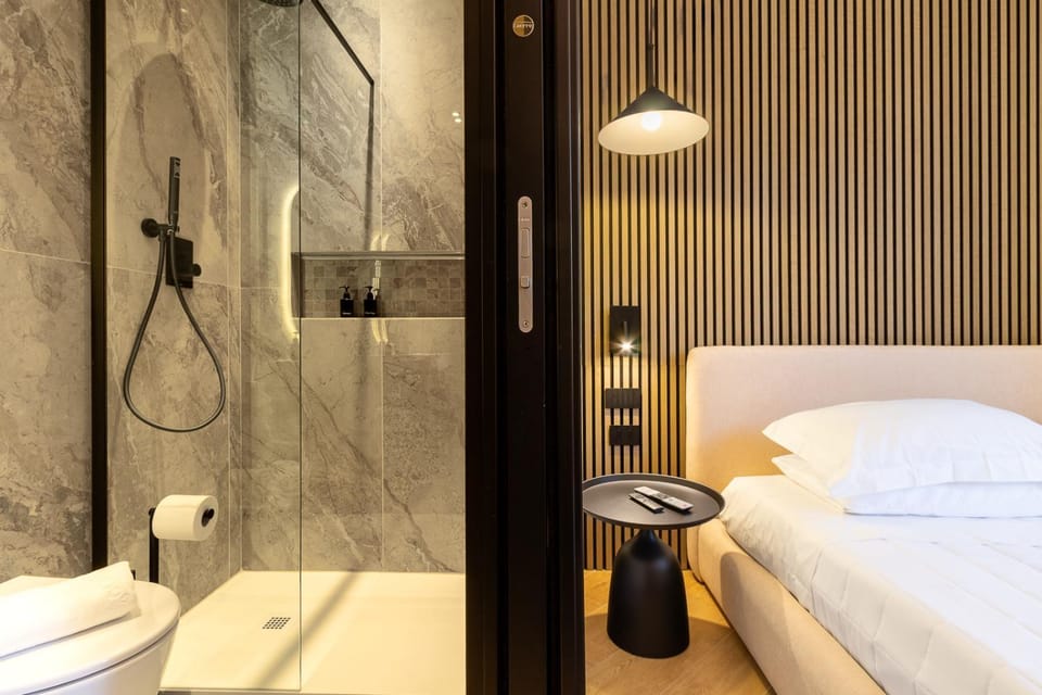 Shower, Toilet, Bed, Bathroom, Photo of the whole room, Bedroom, towels