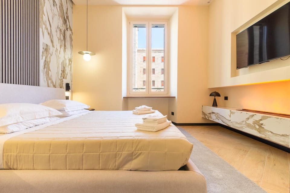 Bed, TV and multimedia, Photo of the whole room, Bedroom, towels