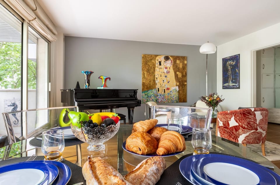 Living room, Food and drinks, Seating area, Dining area, Food, Drinks