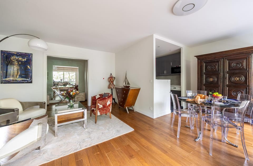 TV and multimedia, Kitchen or kitchenette, Living room, Seating area, Dining area
