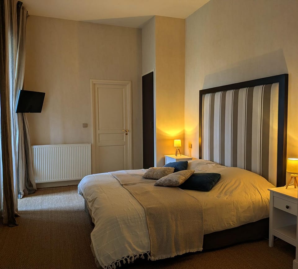 Bed, TV and multimedia, Photo of the whole room