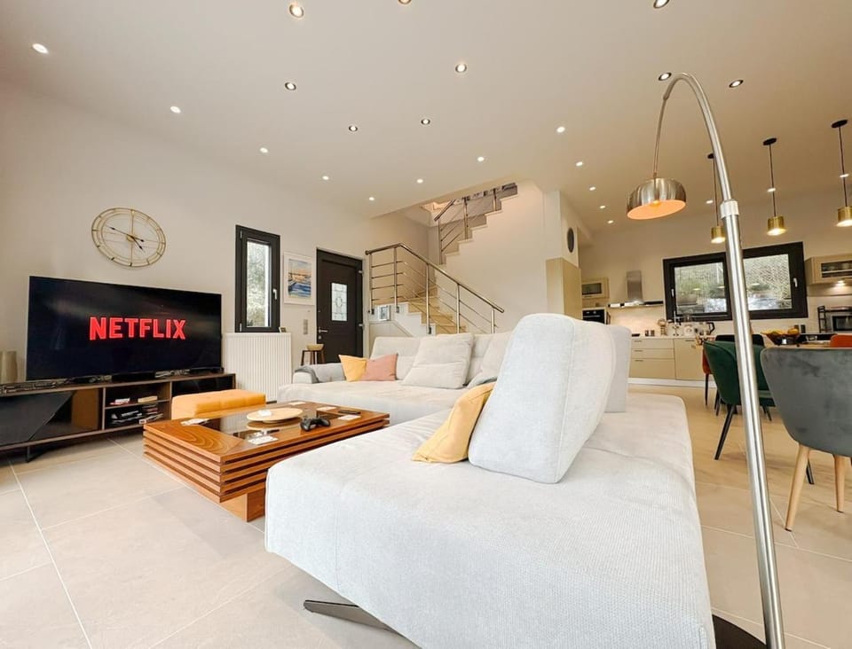 TV and multimedia, Living room, Seating area, Dining area