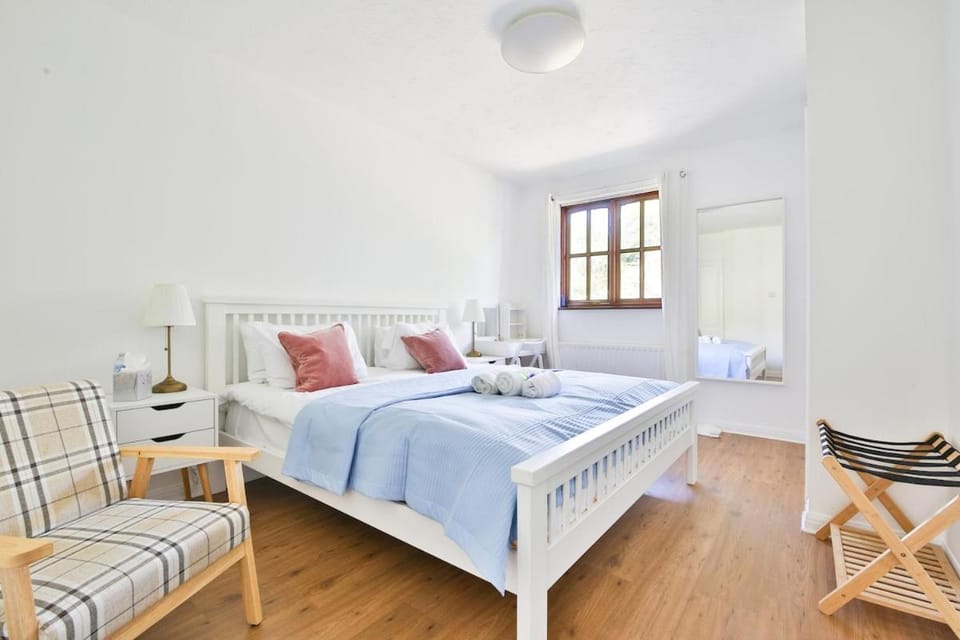 Homely 5 Bed House - 15 Mins to Cardiff City Bed and Breakfast in Wales