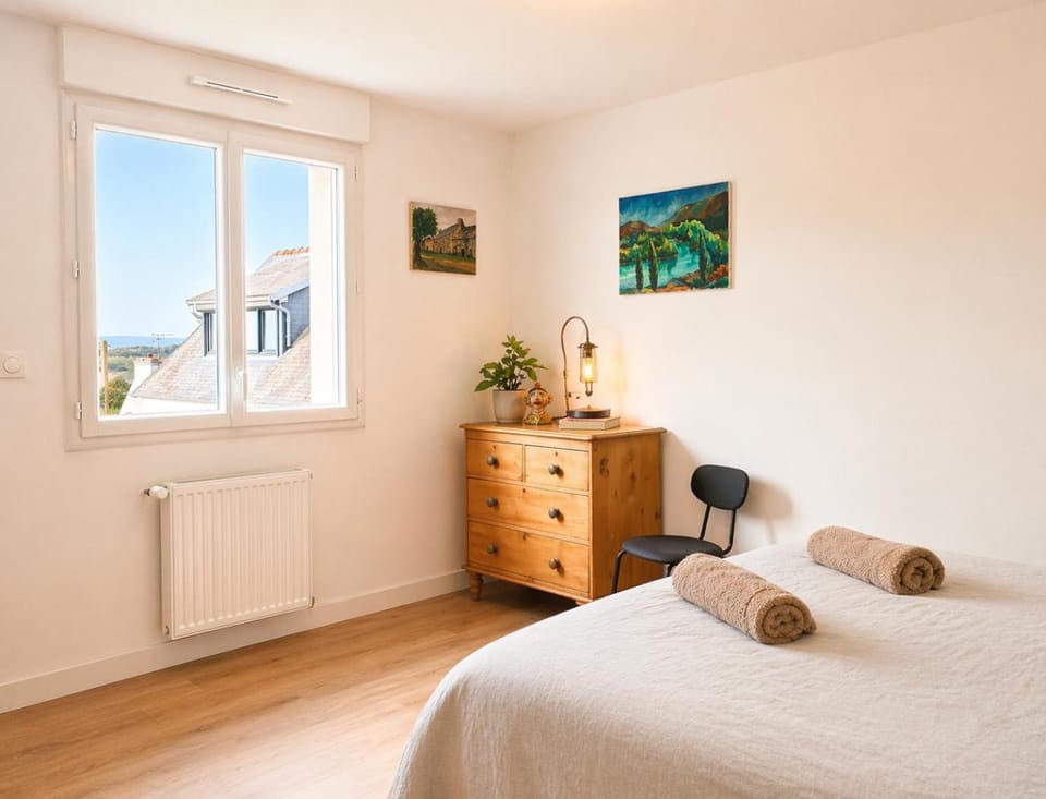 Bedroom, storage, towels