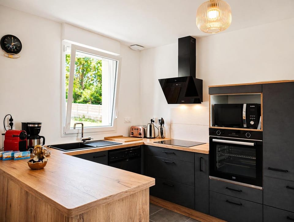Coffee/tea facilities, dishwasher, microwave, oven, washing machine, kitchen
